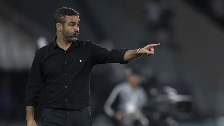 Artur Jorge técnico do Botafogo durante partida contra o Palmeiras no estádio Engenhão pelo campeonato Copa Libertadores 2024. Foto: Jorge Rodrigues/AGIF