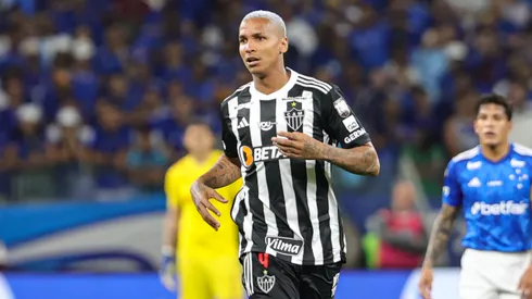 Deyverson durante confronto contra o Cruzeiro no Campeonato Brasileiro de 2024.