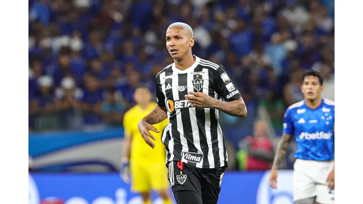 Deyverson durante confronto contra o Cruzeiro no Campeonato Brasileiro de 2024.
