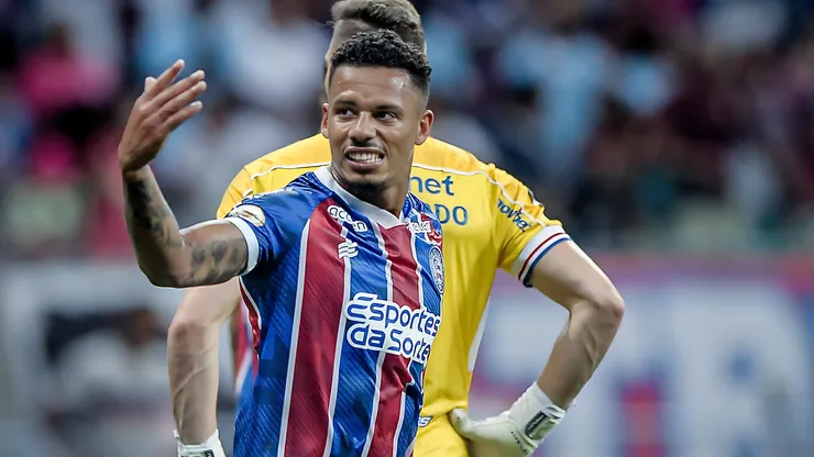 Rafael Ratão jogador do Bahia comemora seu gol com jogadores do seu time durante partida contra o Fortaleza no estádio Arena Fonte Nova pelo campeonato Brasileiro A 2023. Ponta reclamou do time