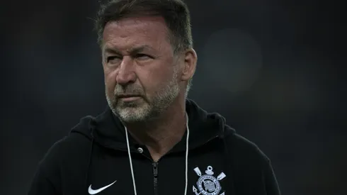 Augusto Melo durante confronto contra o Fluminense no Campeonato Brasileiro de 2024.