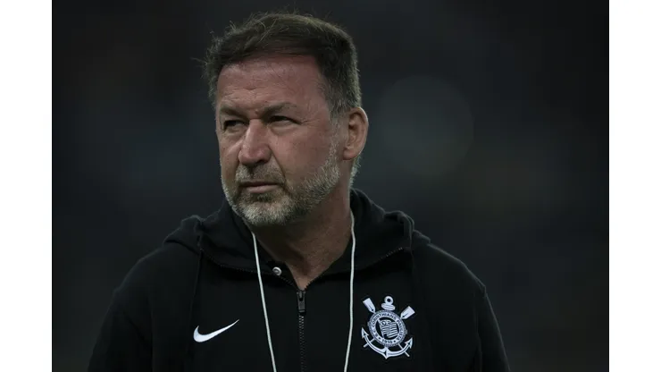 Augusto Melo durante confronto contra o Fluminense no Campeonato Brasileiro de 2024.