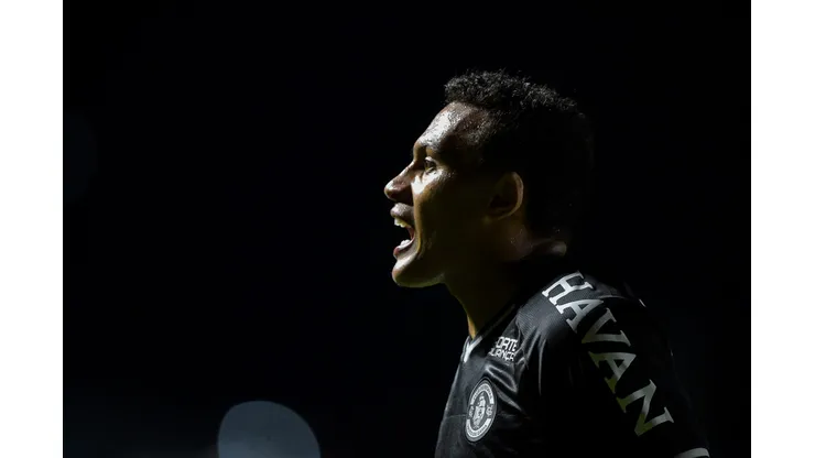 Léo Jabá durante confronto contra o CSA na Série B de 2021.