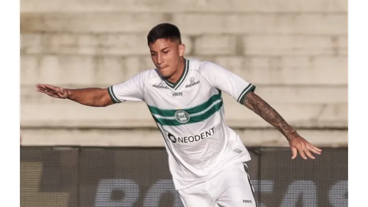 Thiago Dombroski atuando no Coritiba em 2023