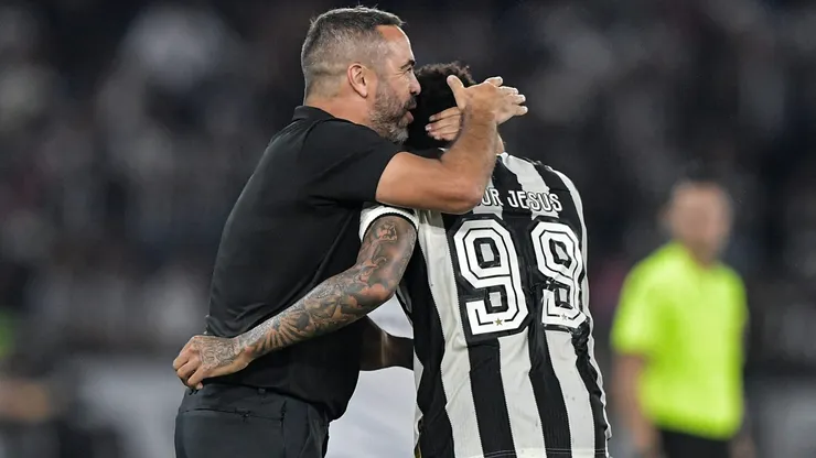 Igor Jesus jogador do Botafogo comemora seu gol com Artur Jorge tecnico da sua equipe durante partida contra o Fortaleza pelo campeonato Brasileiro A 2024. Foto: Thiago Ribeiro/AGIF