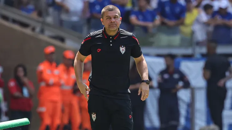 Umberto Louzer tecnico do Atletico-GO durante partida contra o Cruzeiro no estadio Mineirao pelo campeonato Brasileiro A 2024. Foto: Gilson Lobo/AGIF