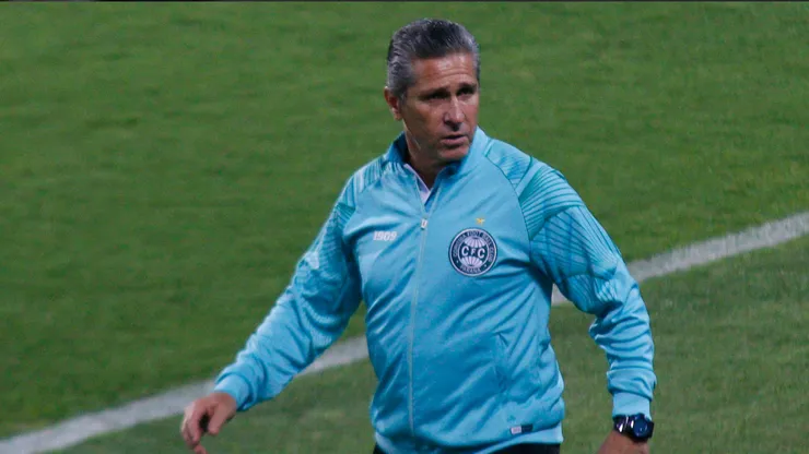 Jorginho não poderá contar com meio-campista - Foto: Gabriel Machado/AGIF
