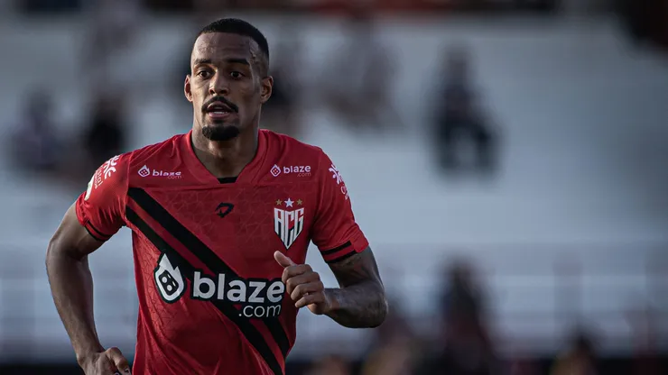 Luiz Felipe, jogador do Atlético-GO, durante partida contra o Internacional no Antonio Accioly, pelo Campeonato Brasileiro.