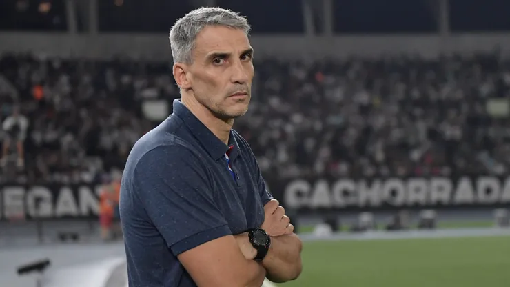 Vojvoda, técnico do Fortaleza, durante partida contra o Botafogo no Nilton Santos, pelo Campeonato Brasileiro.