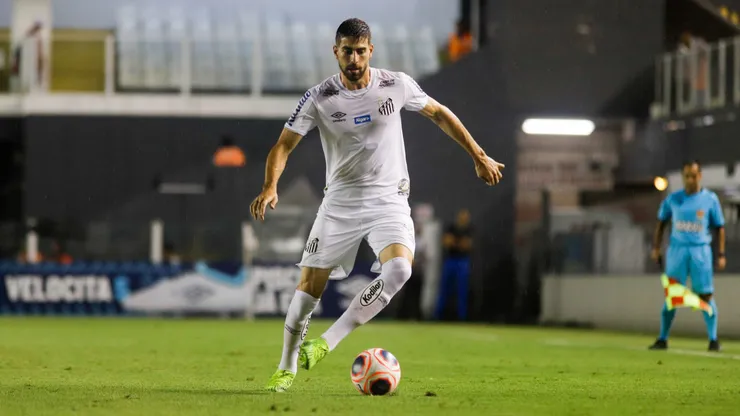 Luan Peres, ex-jogador do Santos, durante partida contra a Inter de Limeira na Vila Belmiro, pelo Campeonato Paulista de 2020.
