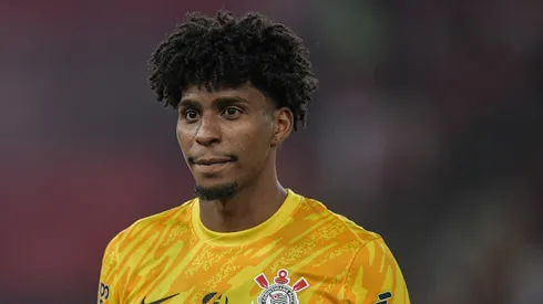 Hugo Souza goleiro do Corinthians durante partida contra o Flamengo no estádio Maracanã pelo campeonato Copa Do Brasil 2024. Foto: Thiago Ribeiro/AGIF