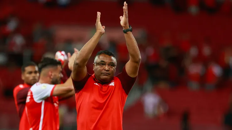 Roger Machado, técnico do Internacional, durante partida contra o Flamengo (Foto: Luiz Erbes/AGIF)