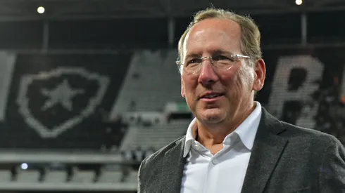 John Textor, presidente da SAF do Botafogo, durante partida contra o Atletico-GO (Foto: Thiago Ribeiro/AGIF)