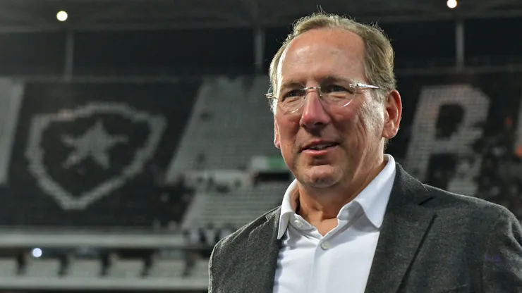 John Textor, presidente da SAF do Botafogo, durante partida contra o Atletico-GO (Foto: Thiago Ribeiro/AGIF)