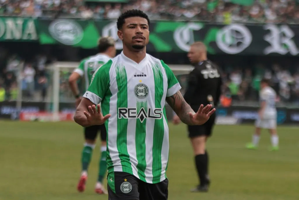 Lucas Ronier, jogador do Coritiba, comemora seu gol durante partida contra o Paysandu (Foto: Robson Mafra/AGIF)