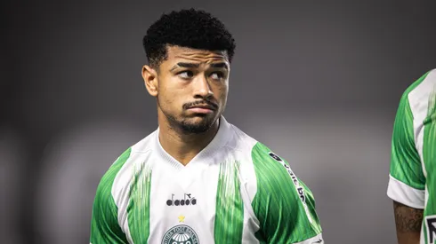 Lucas Ronier, jogador do Coritiba, durante partida contra o Santos (Foto: Abner Dourado/AGIF)