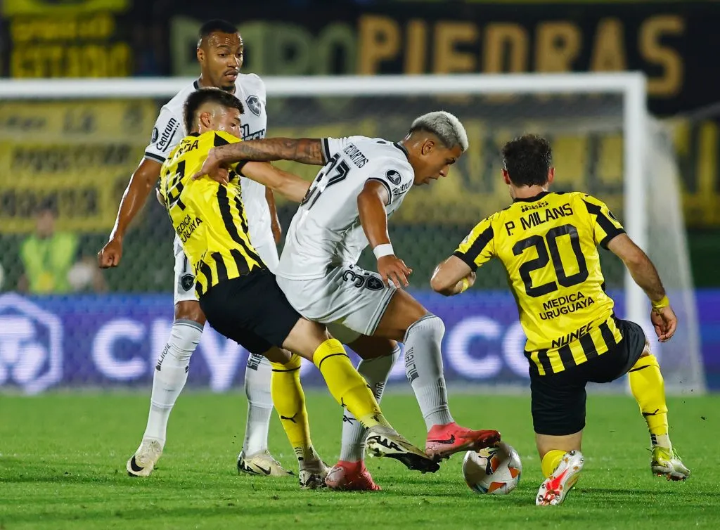 Botafogo perde para o Peñarol, mas avança para a final da Libertadores (Photo by Ernesto Ryan/Getty Images)