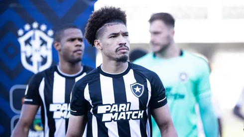 Adryelson, jogador do Botafogo, durante partida contra o Santos pelo campeonato Brasileiro 2023. Foto: Abner Dourado/AGIF