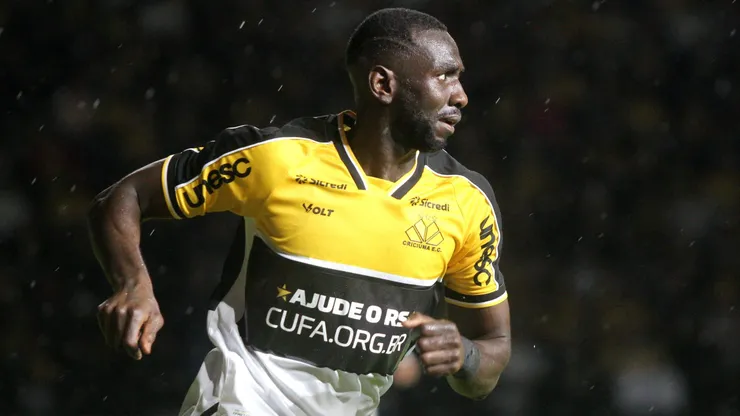 Bolasie jogador do Criciuma durante partida contra o Bahia no estadio Heriberto Hulse pela Copa Do Brasil 2024.
