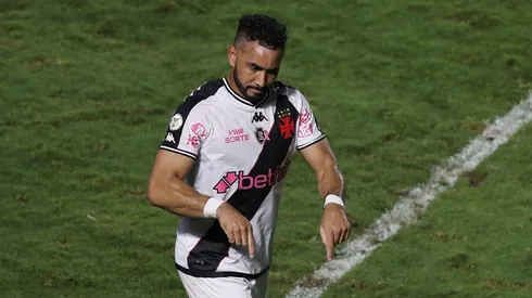 RIO DE JANEIRO, BRAZIL – OCTOBER 24: Dimitri Payet of Vasco da Gama gestures to fans at the end of the match between Vasco Da Gama and Cuiaba as part of Brasileirao 2024 on Sao Januario Stadium on October 24, 2024 in Rio de Janeiro, Brazil. (Photo by Wagner Meier/Getty Images)