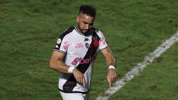 RIO DE JANEIRO, BRAZIL - OCTOBER 24: Dimitri Payet of Vasco da Gama gestures to fans at the end of the match between Vasco Da Gama and Cuiaba as part of Brasileirao 2024 on Sao Januario Stadium on October 24, 2024 in Rio de Janeiro, Brazil. (Photo by Wagner Meier/Getty Images)