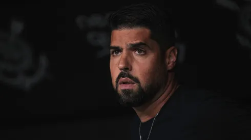 António Oliveira ex-técnico do Corinthians durante partida contra o Cuiabá no estádio Arena Corinthians pelo campeonato Brasileiro A 2024. Foto: Ettore Chiereguini/AGIF