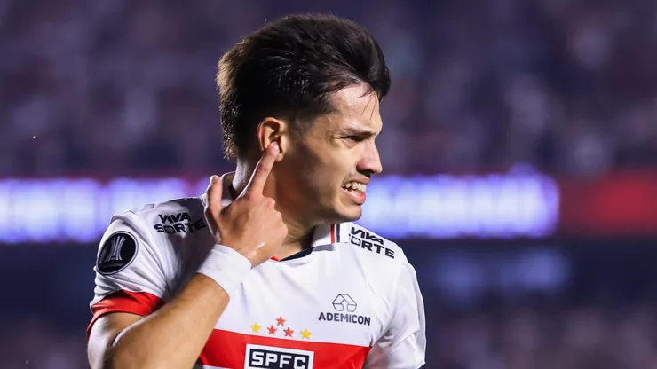 Bobadilla, jogador do São Paulo, comemora seu gol durante partida contra o Nacional (URU), pela Copa Libertadores.