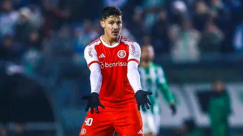 Rômulo jogador do Internacional durante partida contra o Juventude no estádio Alfredo Jaconi pelo campeonato Copa Do Brasil 2024. Foto: Giancarlo Santorum/AGIF