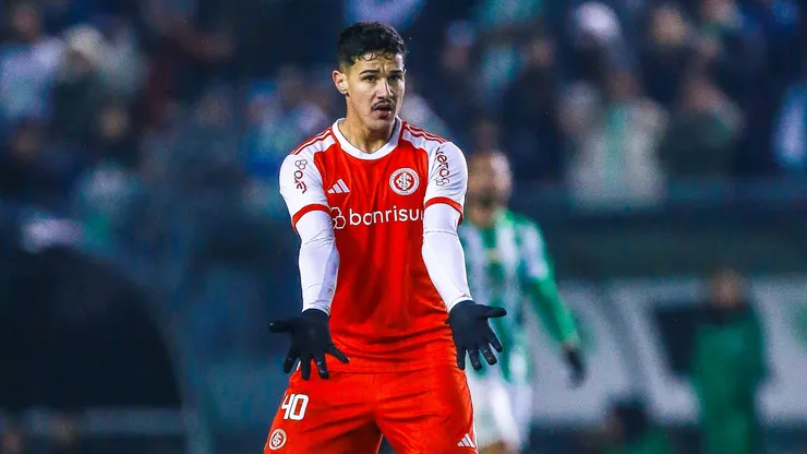 Rômulo jogador do Internacional durante partida contra o Juventude no estádio Alfredo Jaconi pelo campeonato Copa Do Brasil 2024. Foto: Giancarlo Santorum/AGIF