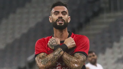 Mastriani, jogador do Athletico, comemora seu gol durante partida contra o PSTC, pelo Campeonato Paranaense.
