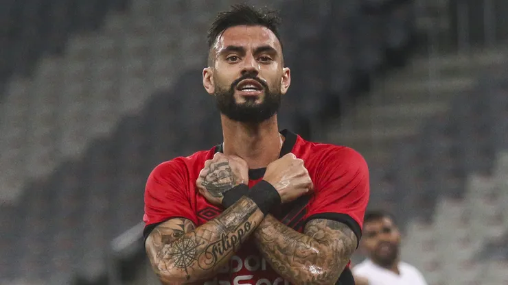Mastriani, jogador do Athletico, comemora seu gol durante partida contra o PSTC, pelo Campeonato Paranaense.