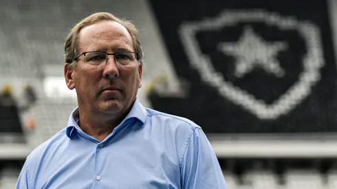 John Textor, dono do Botafogo, antes de partida contra o Fluminense, pelo Campeonato Brasileiro de 2022.