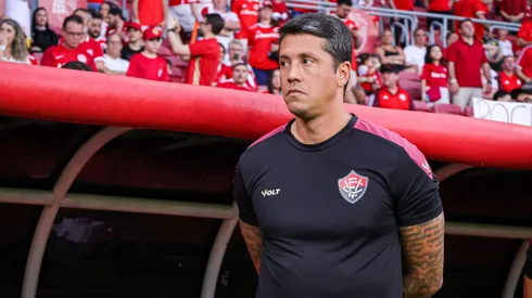 Thiago Carpini, técnico do Vitória, prepara mudanças para encarar o Athletico.