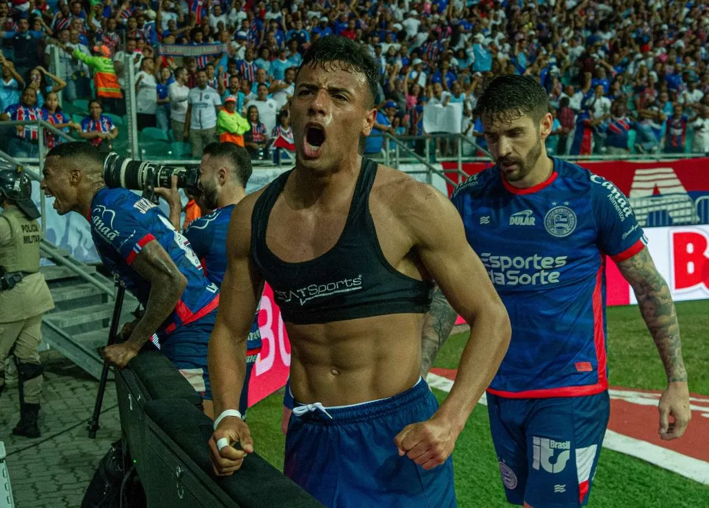 BA – SALVADOR – 07/08/2024 – BRASILEIRO A 2024, BAHIA X BOTAFOGO – Lucho Rodriguez jogador do Bahia comemora seu gol com jogadores do seu time durante partida contra o Botafogo no estadio Arena Fonte Nova pelo campeonato Brasileiro A 2024. Foto: Jhony Pinho/AGIF