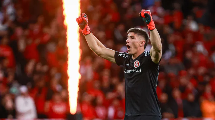 Rochet, jogador do Internacional, comemora gol durante partida contra o Cruzeiro, pelo Campeonato Brasileiro.