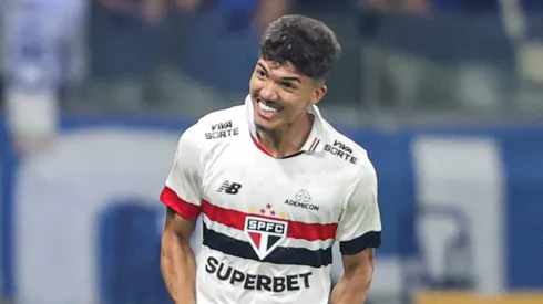 William Gomes, jogador do São Paulo, comemora seu gol durante partida contra o Cruzeiro, pelo Campeonato Brasileiro.