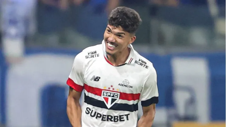 William Gomes, jogador do São Paulo, comemora seu gol durante partida contra o Cruzeiro, pelo Campeonato Brasileiro.