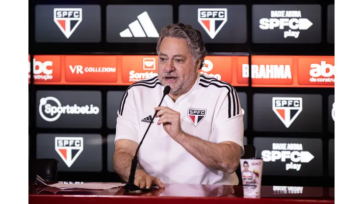 Julio Casares, presidente do São Paulo, em coletiva no CT da Barra Funda