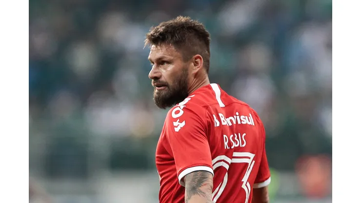 Sóbis, com a camisa do Internacional, durante confronto contra o Palmeiras na Copa do Brasil de 2019.