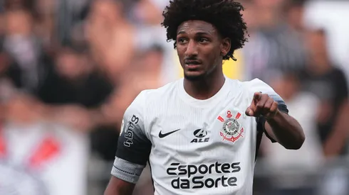 Talles Magno durante confronto contra o Flamengo no Brasileirão 2024.