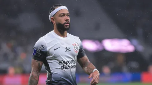 Memphis Depay jogador do Corinthians durante partida contra o Racing no estádio Arena Corinthians pelo campeonato Copa Sul-Americana 2024. Foto: Ettore Chiereguini/AGIF