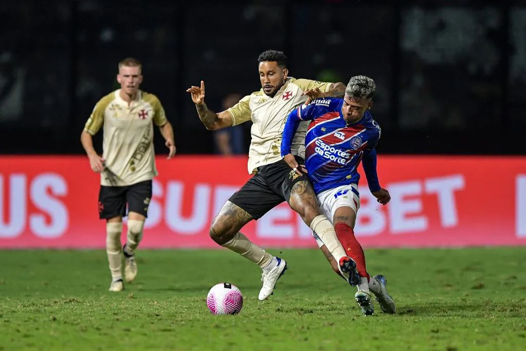 Jair jogador do Vasco durante partida contra o Bahia no estádio São Januário pelo campeonato Brasileiro A 2024. Foto: Thiago Ribeiro/AGIF