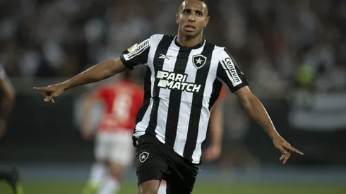 Victor Sá durante confronto contra o Internacional no Brasileirão 2023.