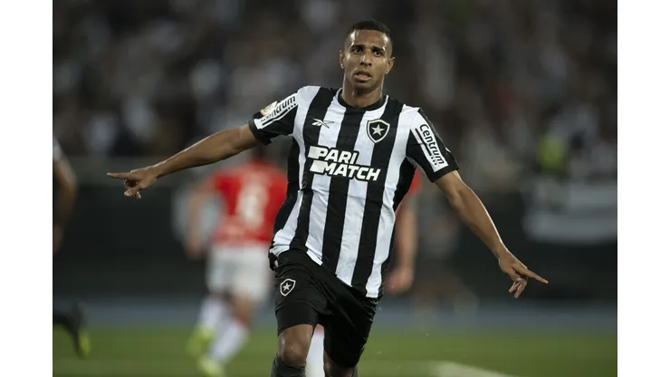 Victor Sá durante confronto contra o Internacional no Brasileirão 2023.