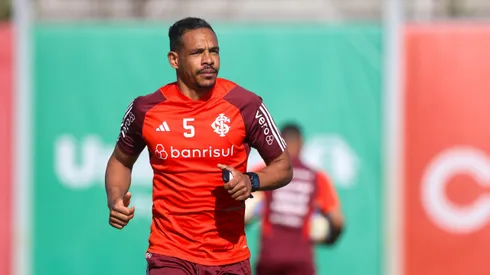 Fernando, volante do Internacional, durante sessão de treinamento.