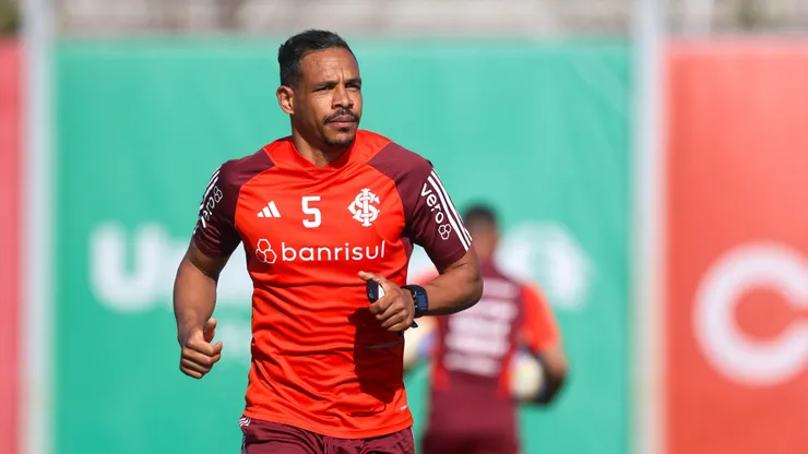 Fernando, volante do Internacional, durante sessão de treinamento.