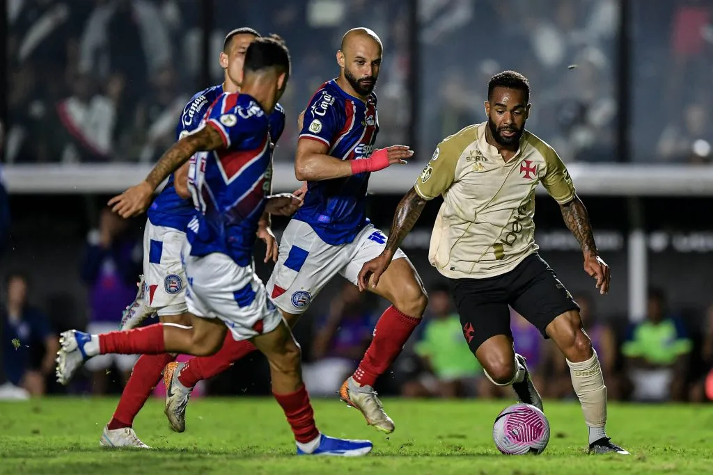 Jogadores de Vasco e Bahia em confronto no Brasileirão 2024. Foto: Thiago Ribeiro/AGIF