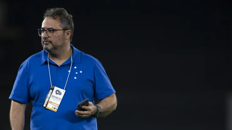 Alexandre Mattos diretor de futebol do Cruzeiro antes da partida contra o Botafogo no estádio Engenhão pelo campeonato Brasileiro A 2024. Foto: Jorge Rodrigues/AGIF