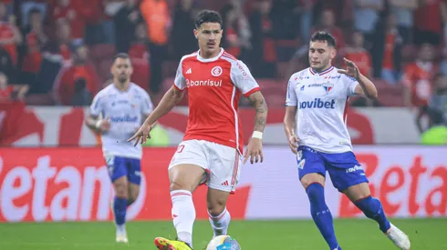 Rômulo, jogador do Internacional, durante partida contra o Fortaleza (Foto: Maxi Franzoi/AGIF)
