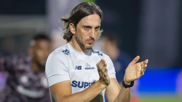 Luis Zubeldía, técnico do São Paulo, durante partida contra o Vasco, pelo Campeonato Brasileiro.